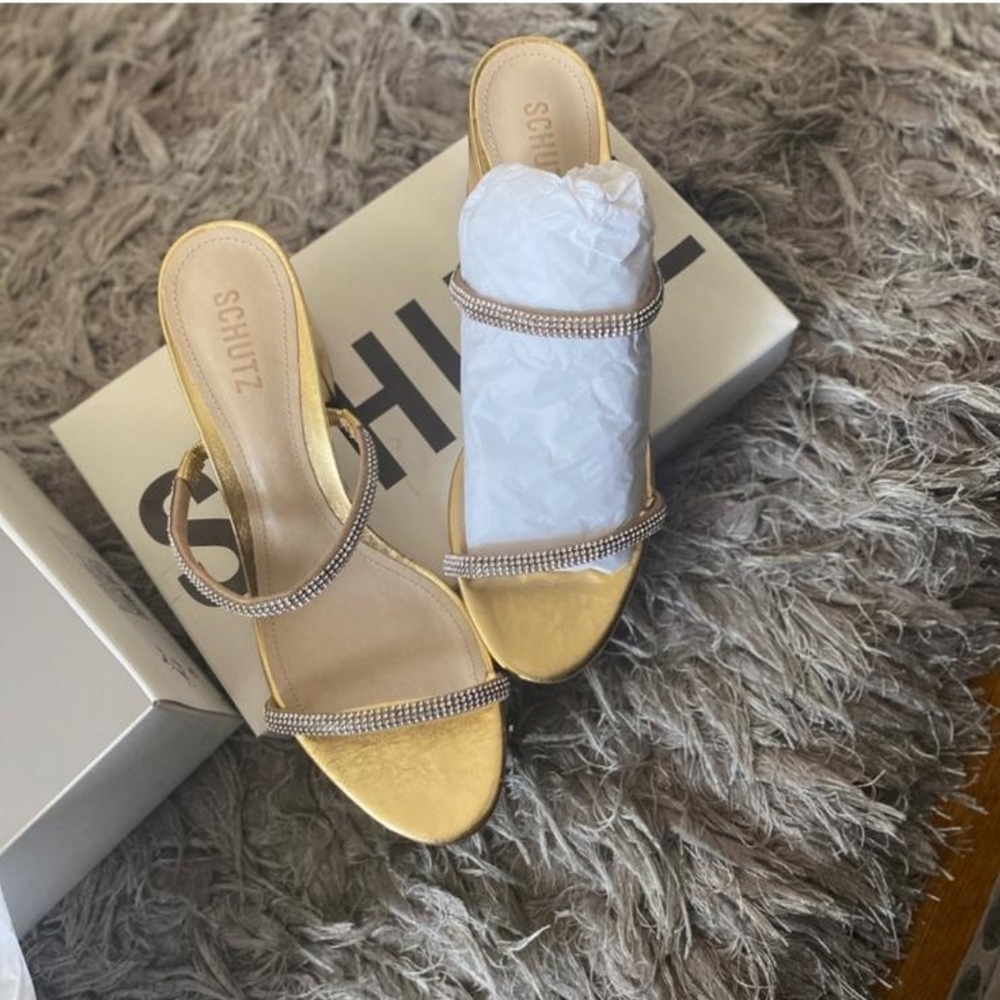 SCHUTZ Gold Heels Elegant Design